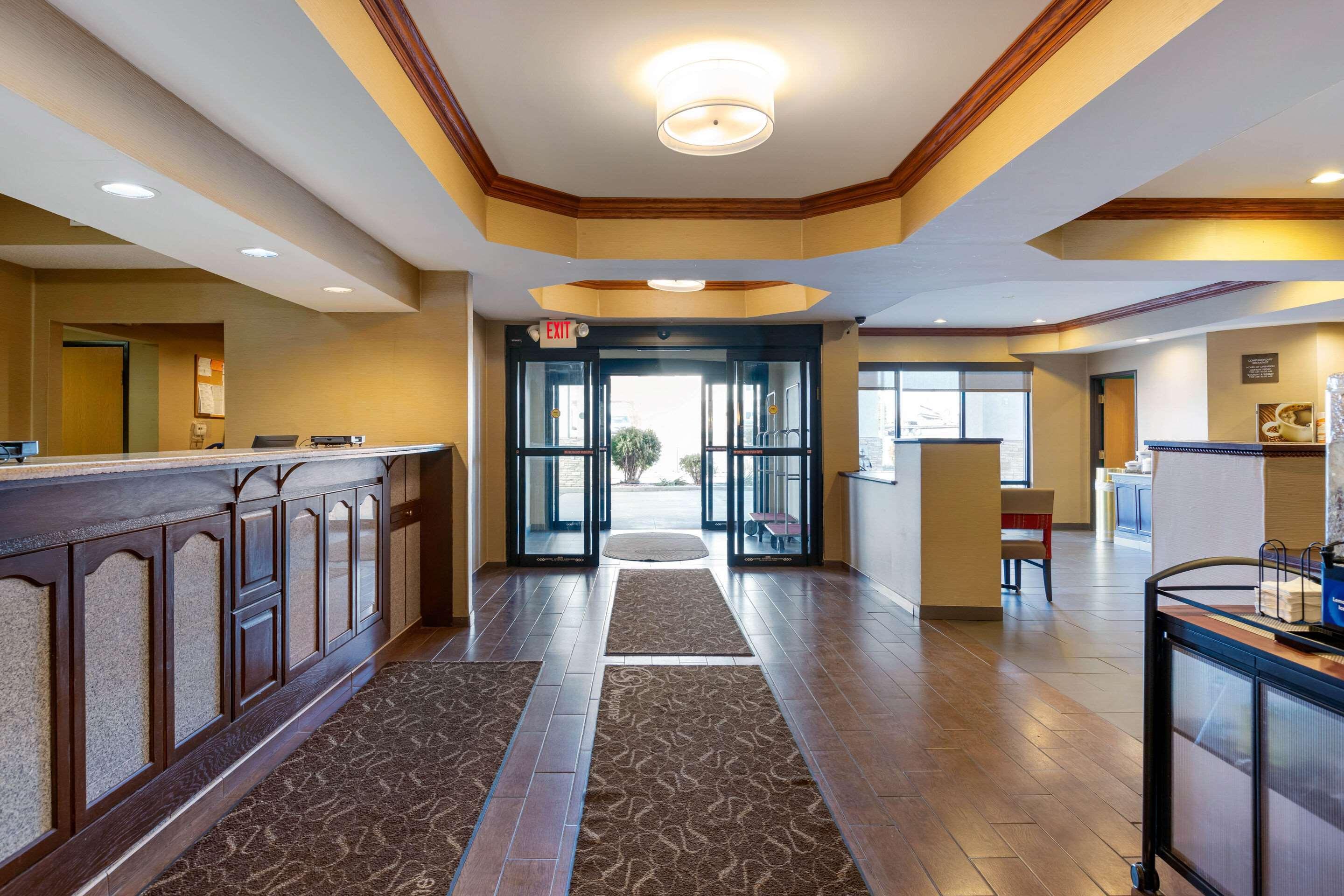 Comfort Suites South Haven Near I-96 Экстерьер фото