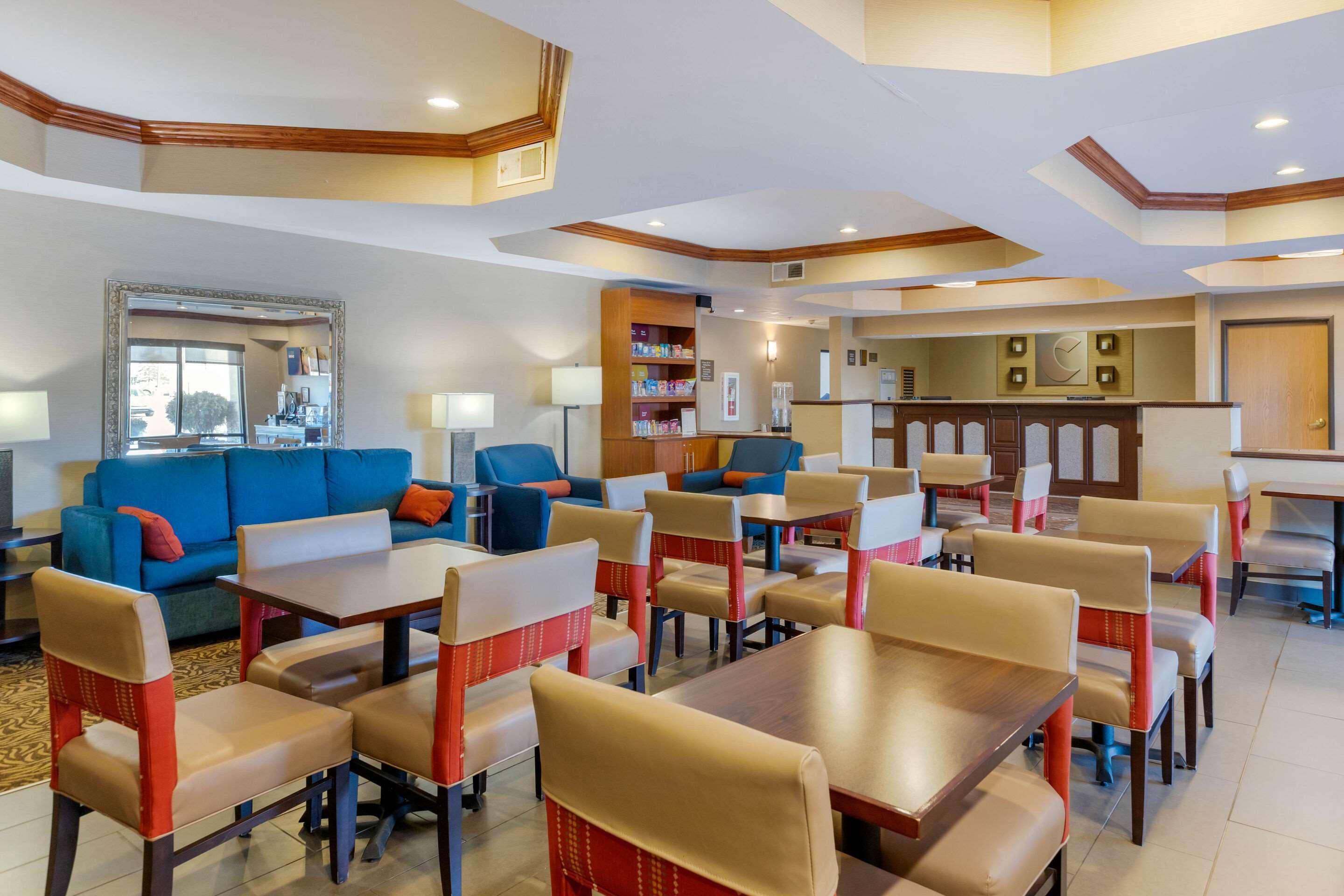 Comfort Suites South Haven Near I-96 Экстерьер фото