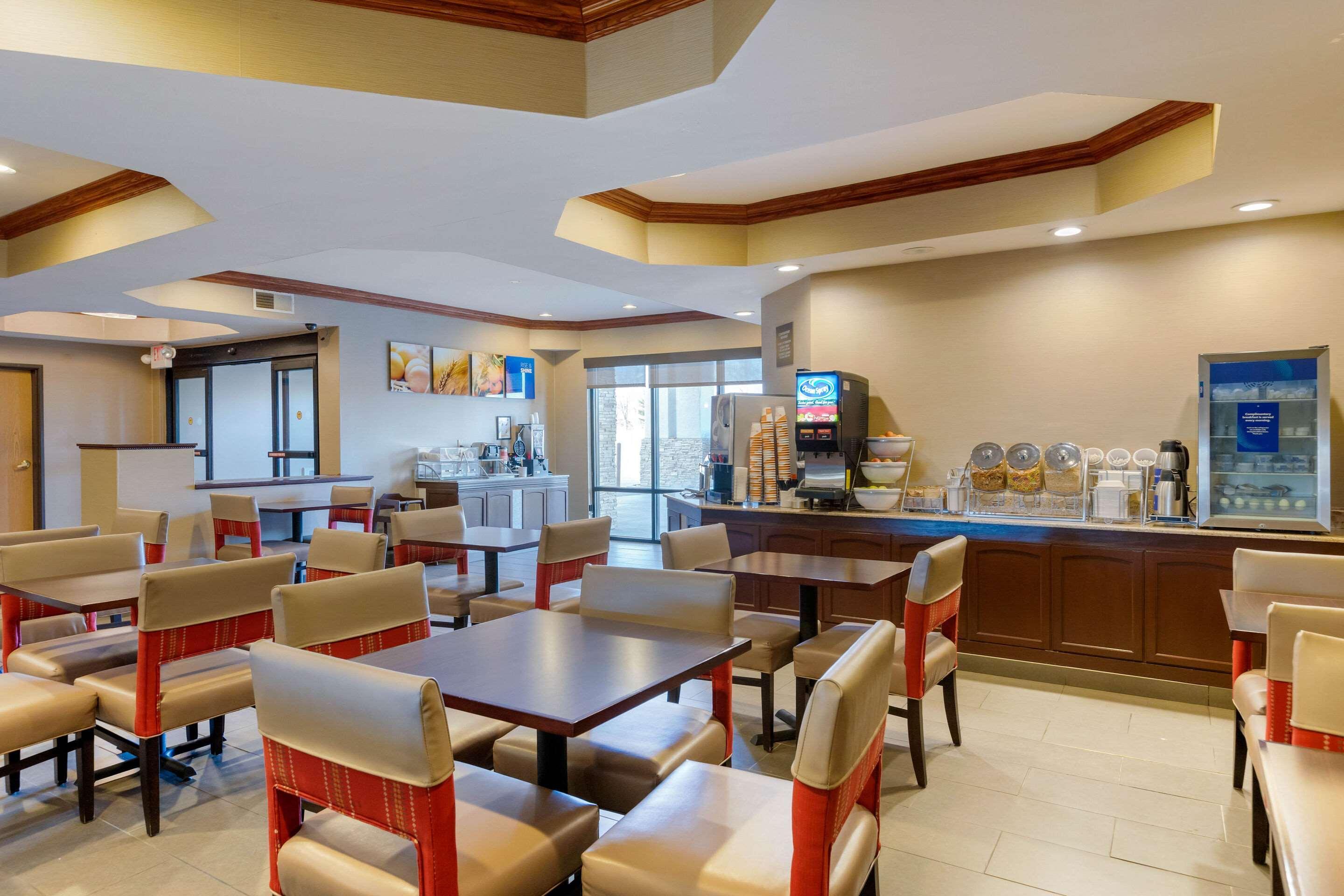 Comfort Suites South Haven Near I-96 Экстерьер фото