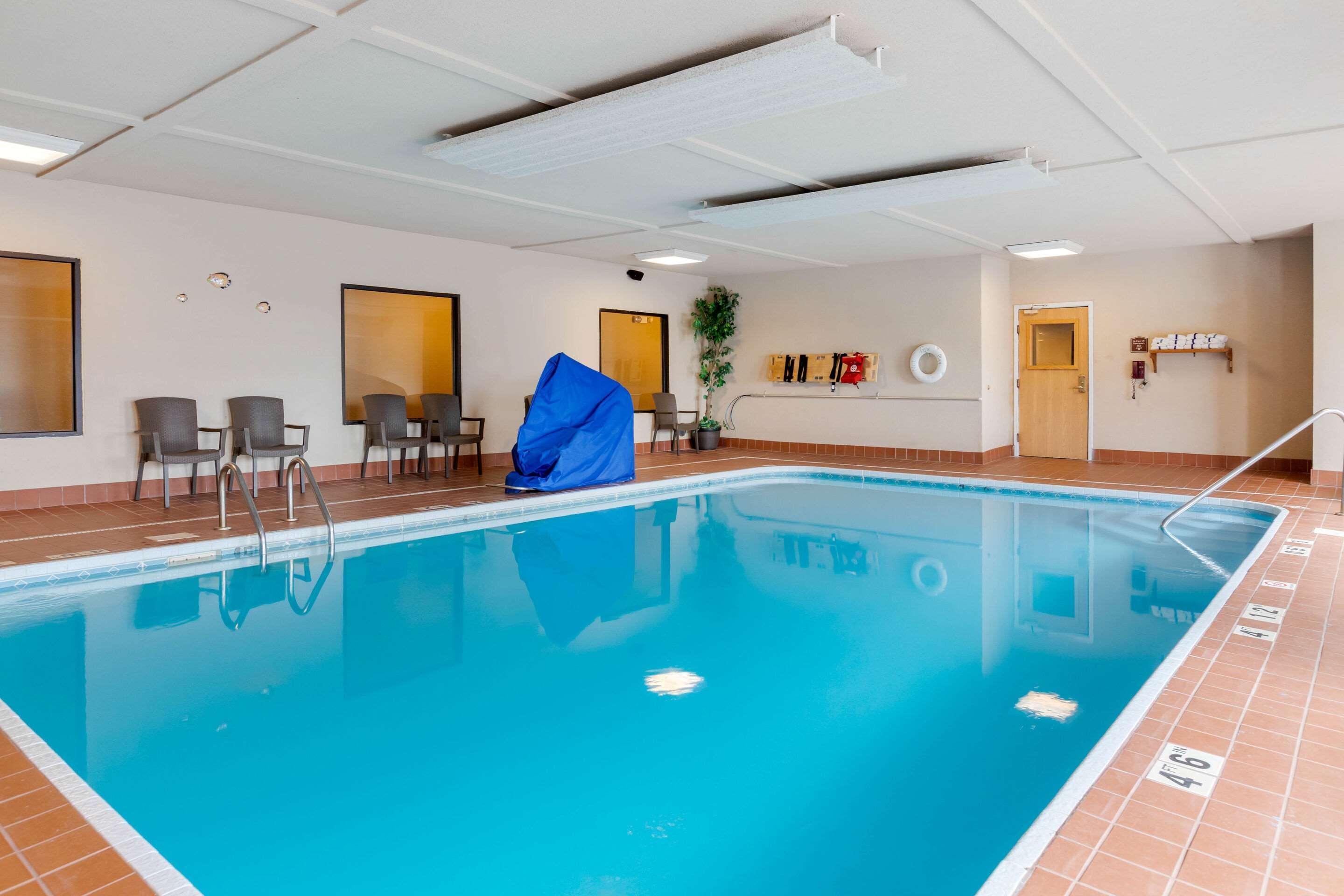 Comfort Suites South Haven Near I-96 Экстерьер фото