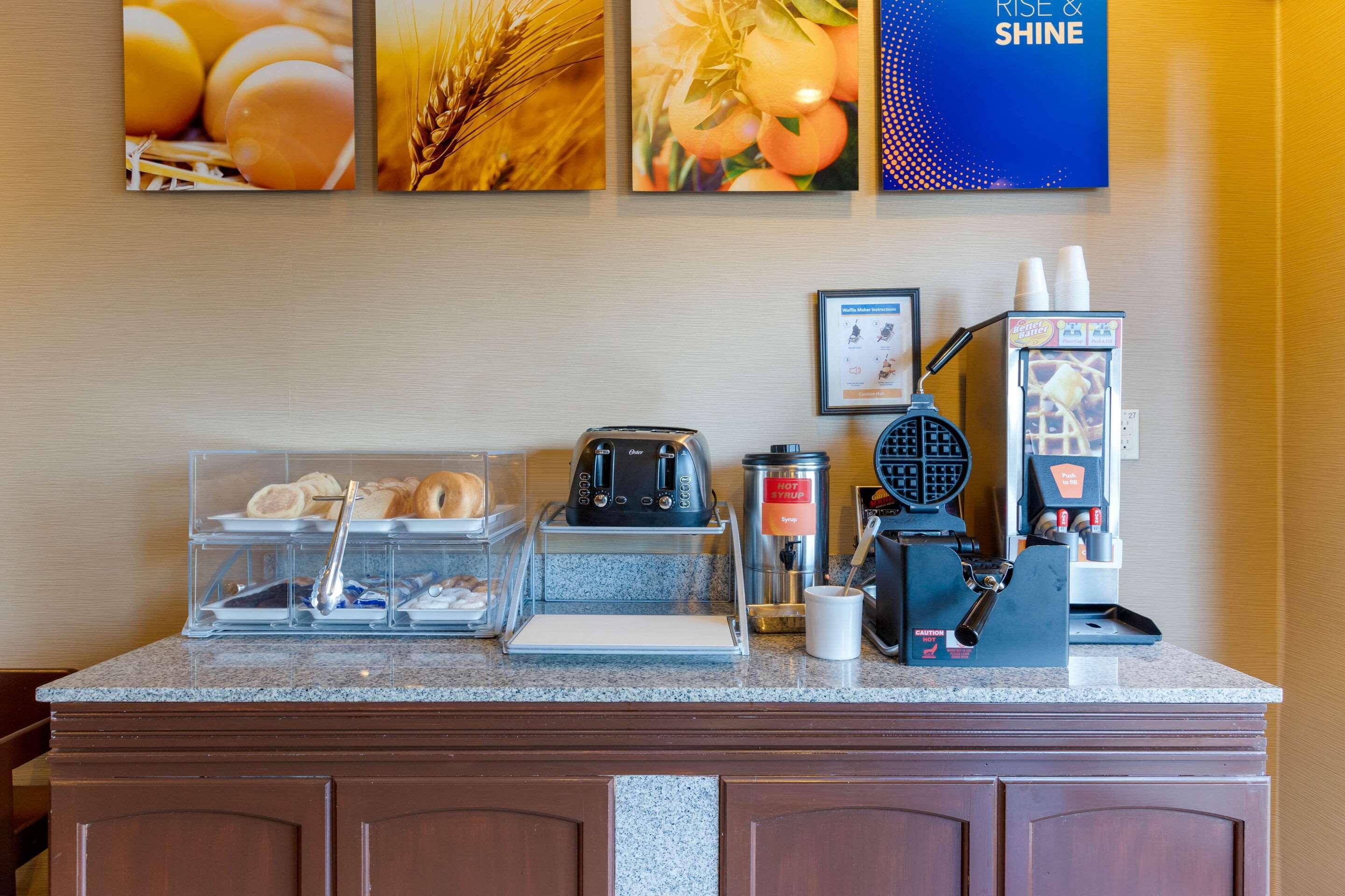 Comfort Suites South Haven Near I-96 Экстерьер фото
