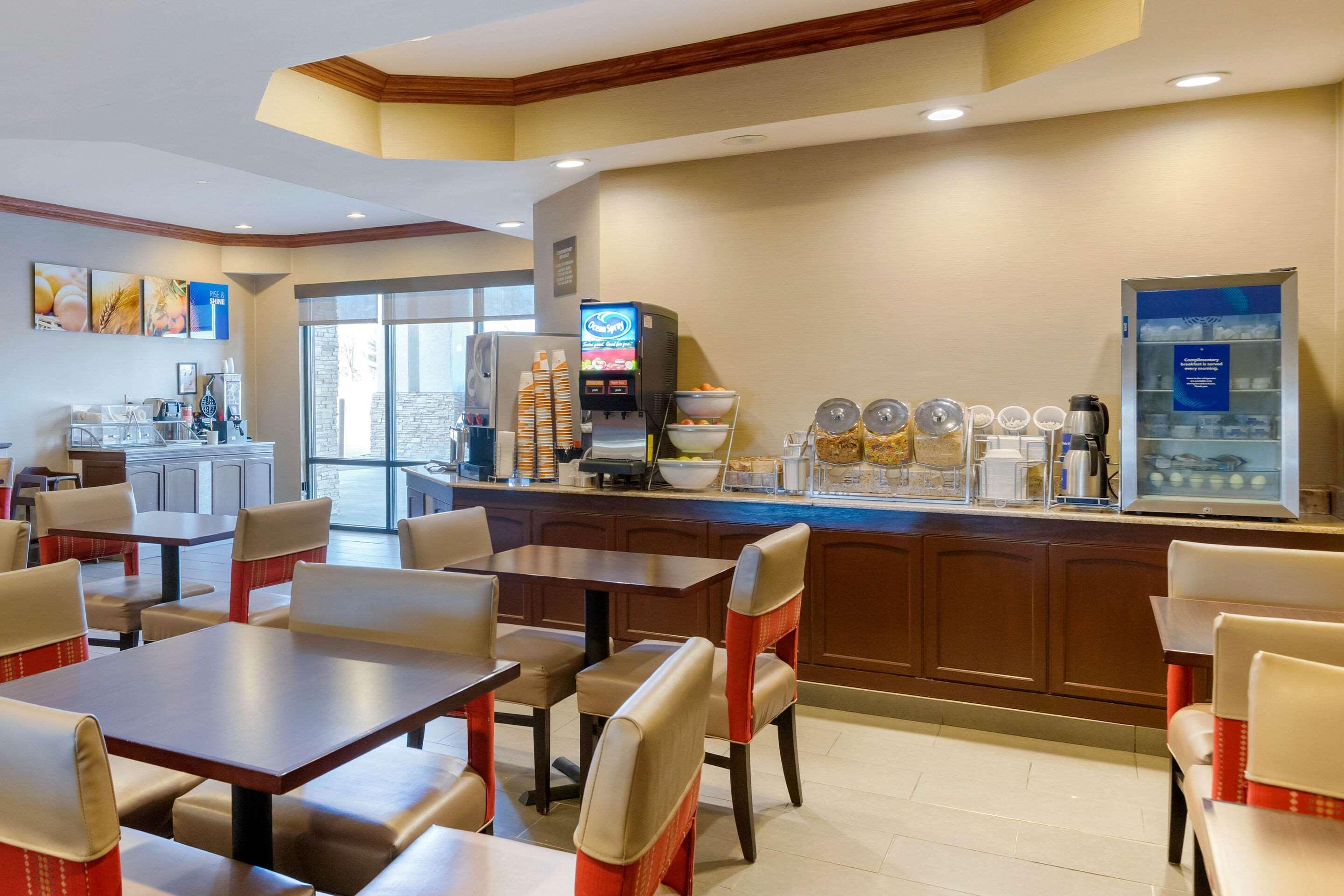 Comfort Suites South Haven Near I-96 Экстерьер фото