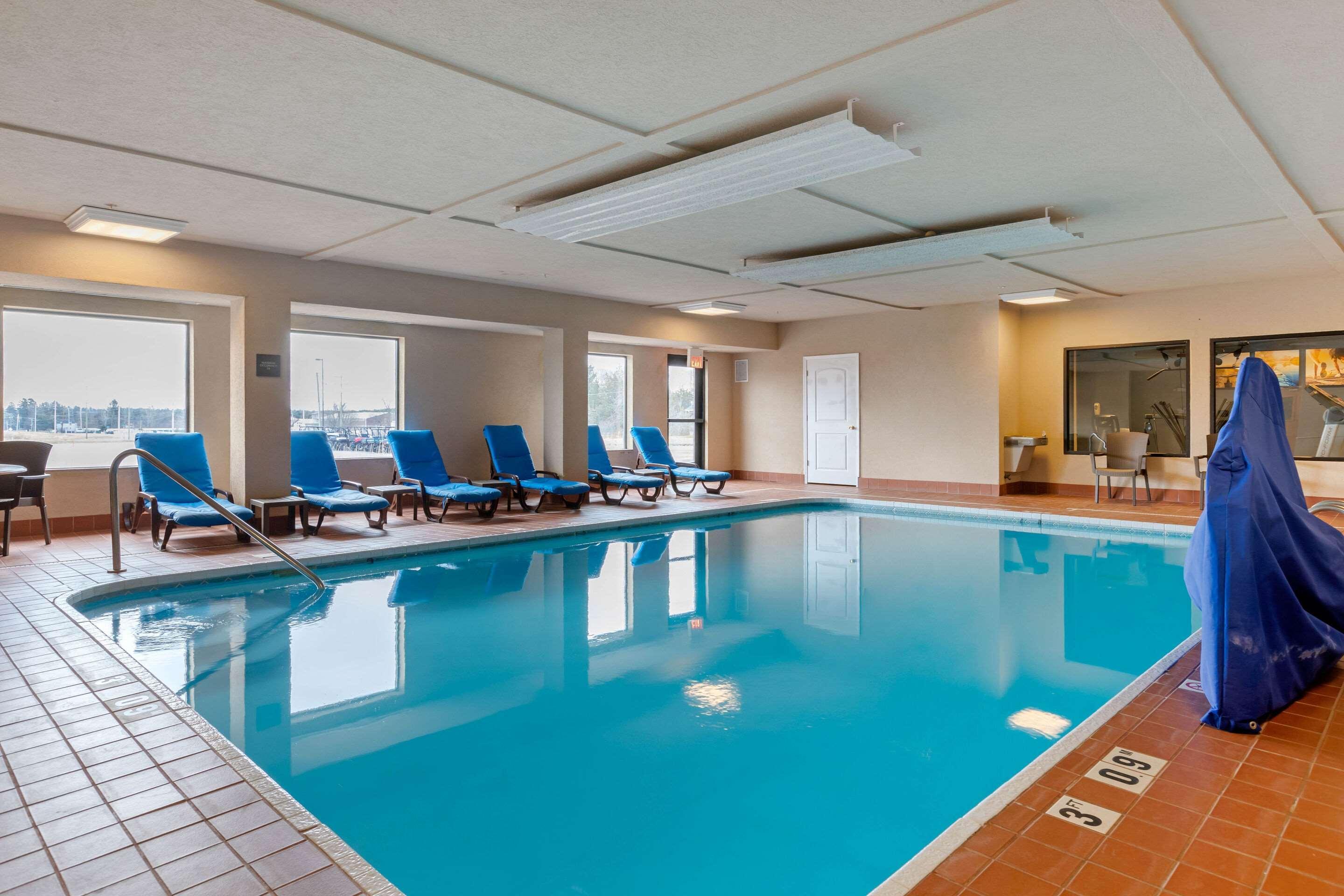 Comfort Suites South Haven Near I-96 Экстерьер фото