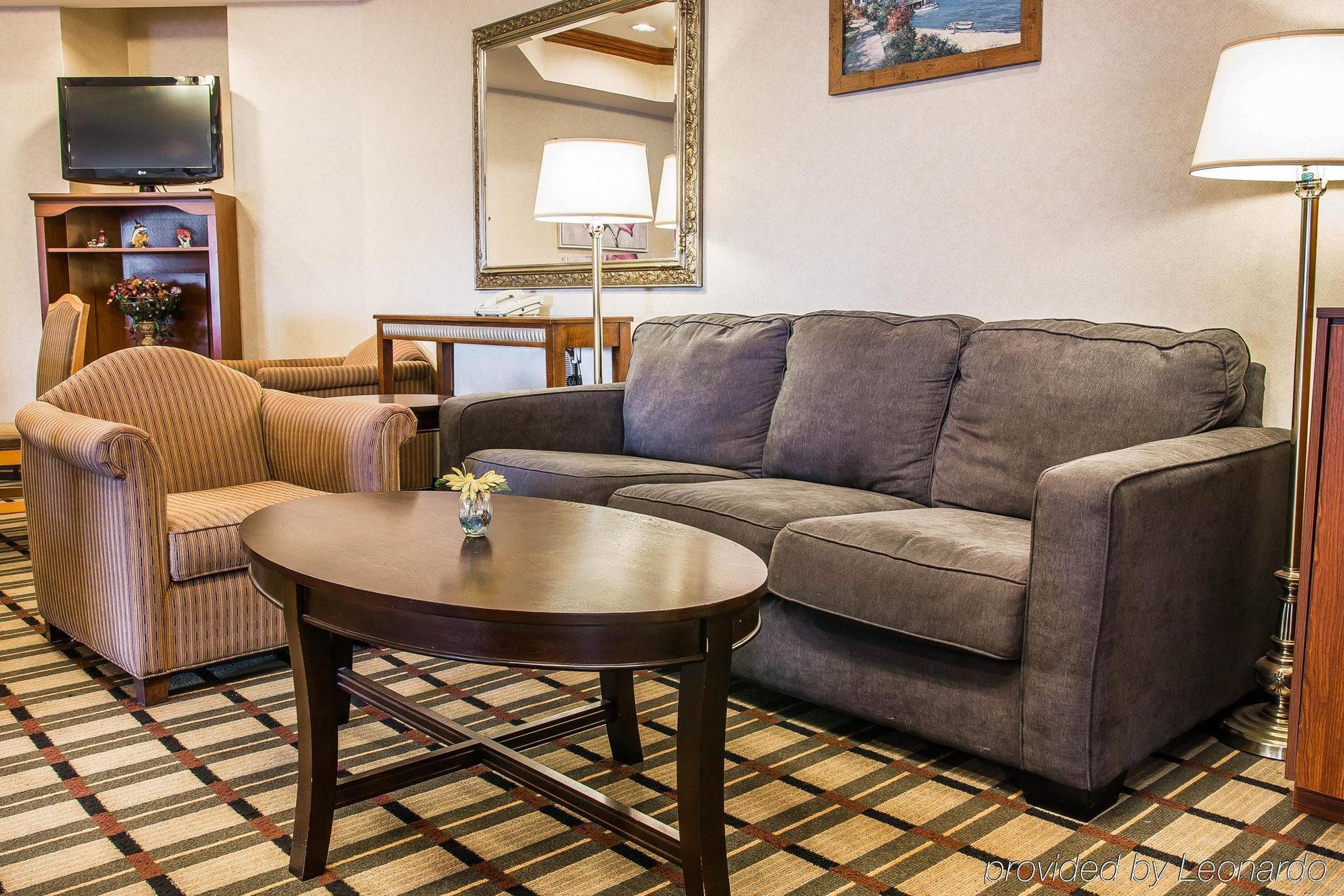 Comfort Suites South Haven Near I-96 Экстерьер фото