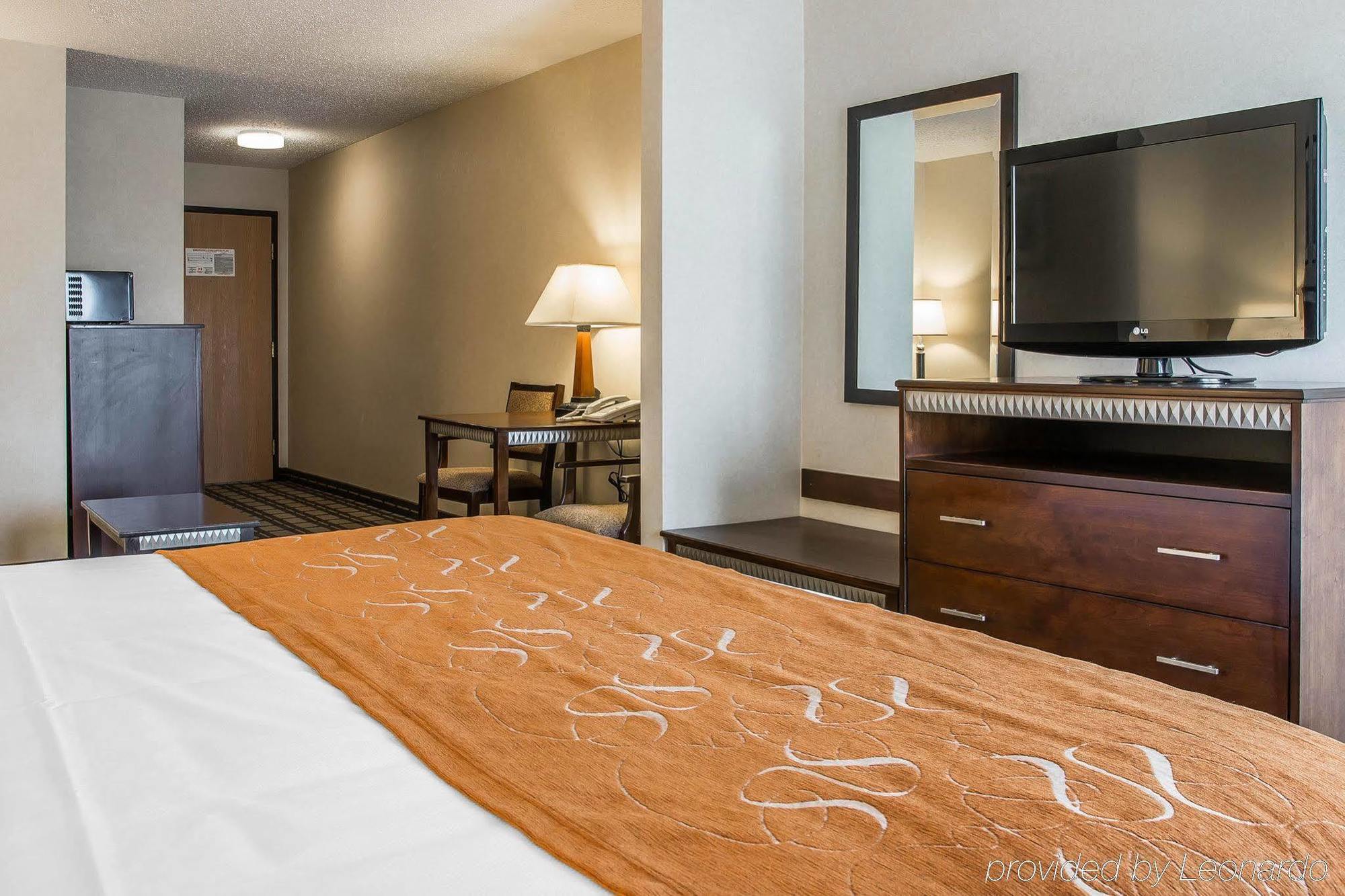 Comfort Suites South Haven Near I-96 Экстерьер фото