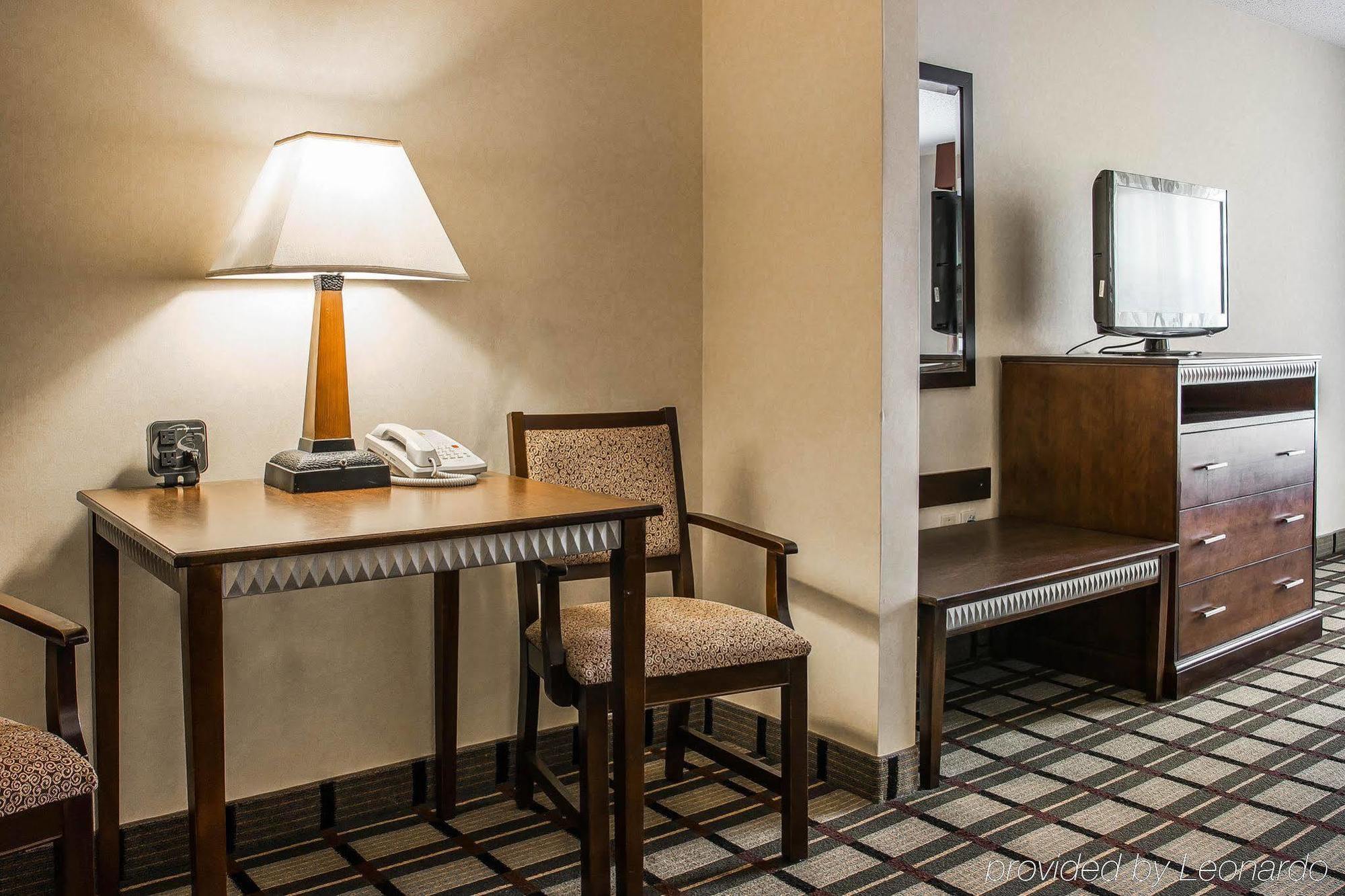 Comfort Suites South Haven Near I-96 Экстерьер фото